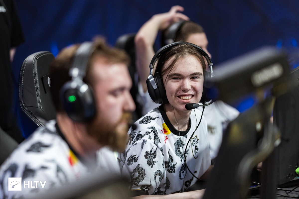 通过回顾他 通过回顾他